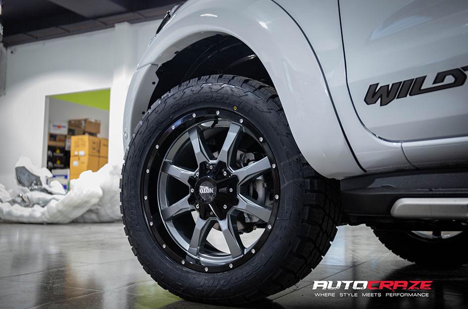 FORD RANGER MO970 GLOSS GREY CENTRE WITH BLACK LIP